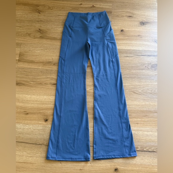 Fabletics Oasis PureLuxe High-Waisted Pocketed Kick Flare leggings- Small Short - Picture 2 of 6